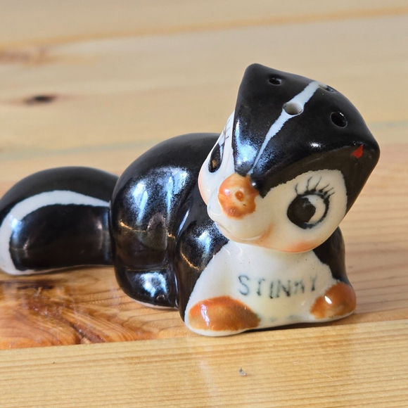 Vintage Skunk Salt & Pepper Shakers Hand Painted - Picture 3 of 9